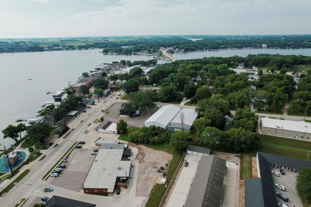 Okoboji Flats 5 - East Okoboji Views Villa Exterior photo